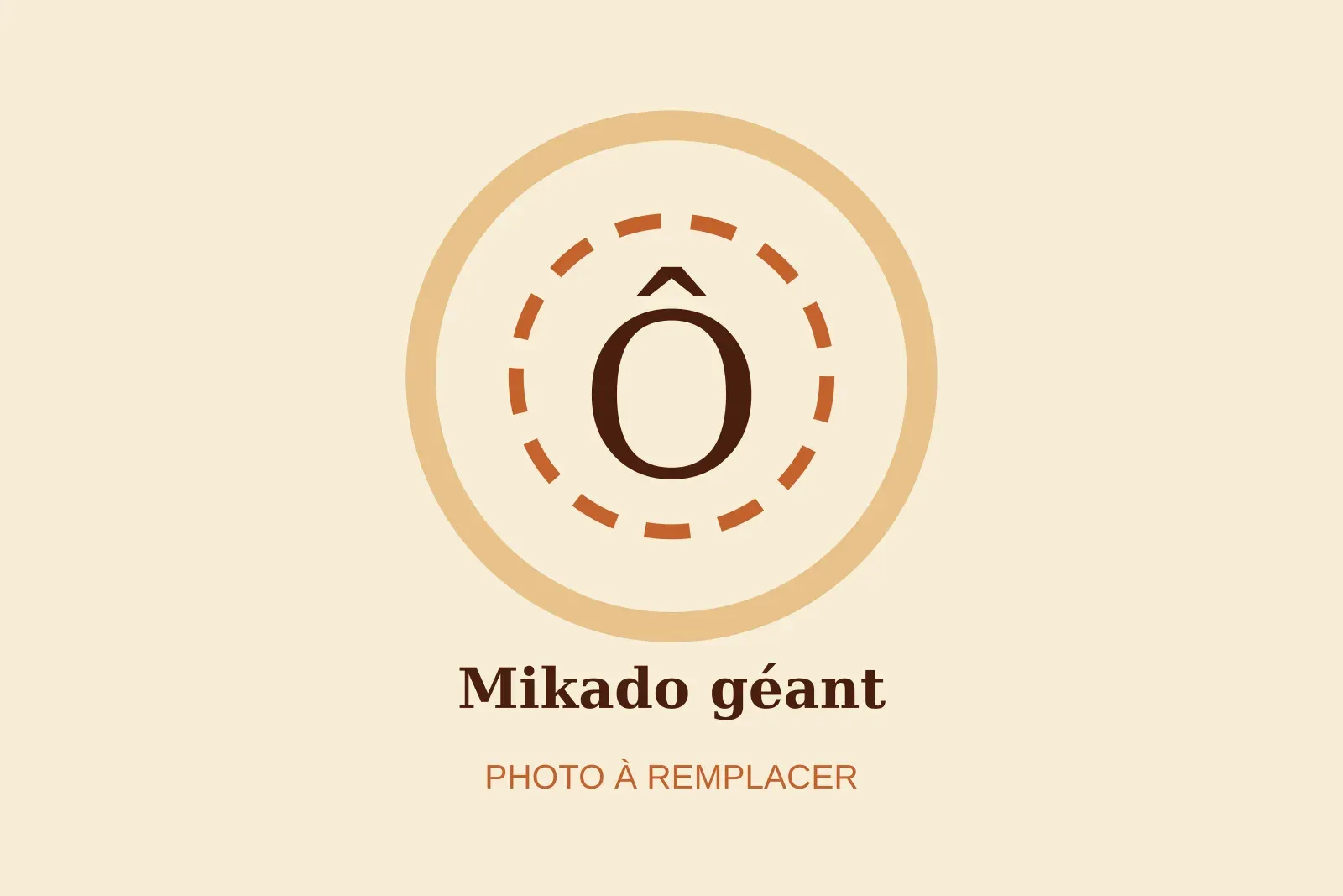 Un Mikado géant en bois posé sur une pelouse, les baguettes colorées en équilibre.