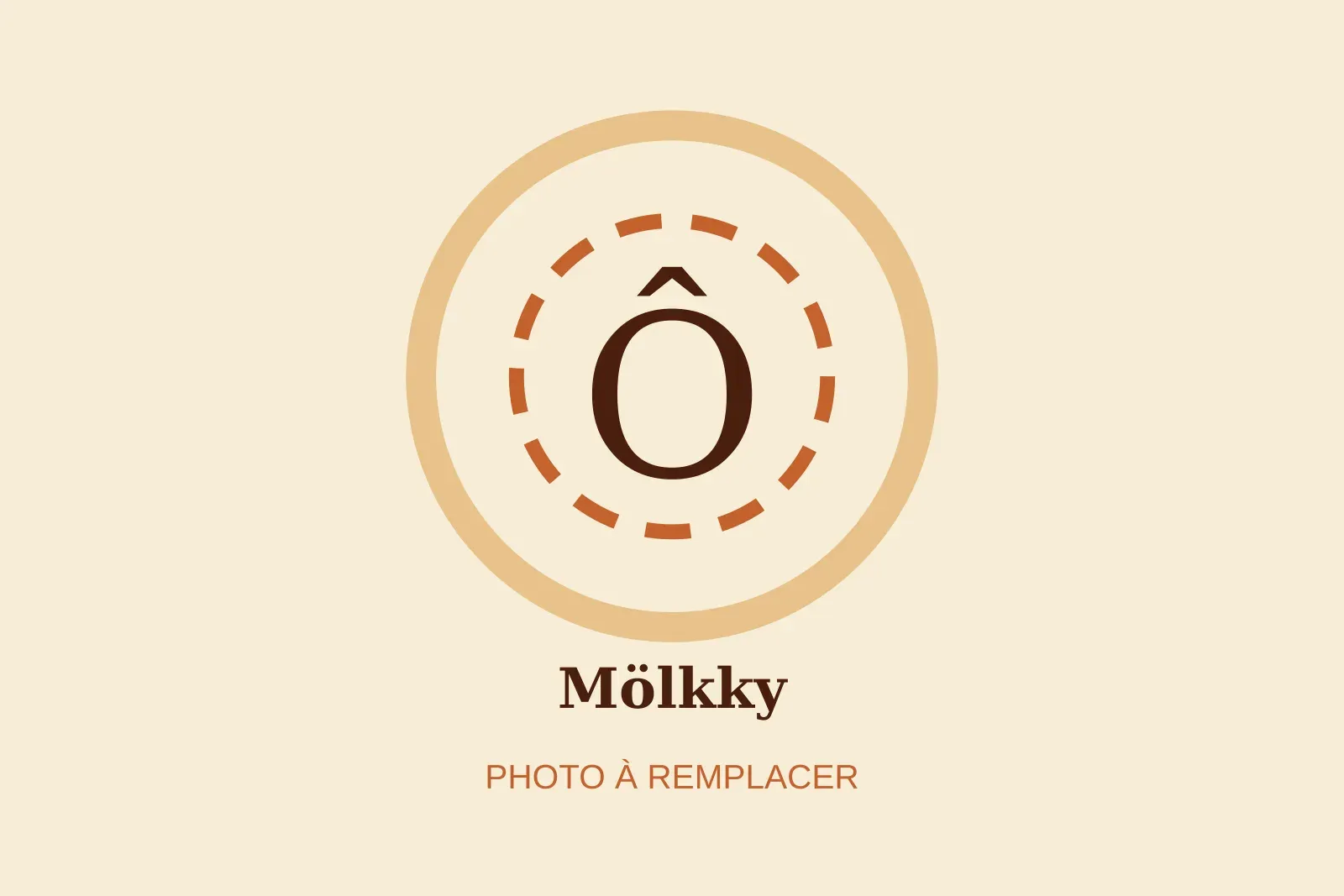 Les quilles numérotées d'un Mölkky finlandais disposées en formation sur le gazon.