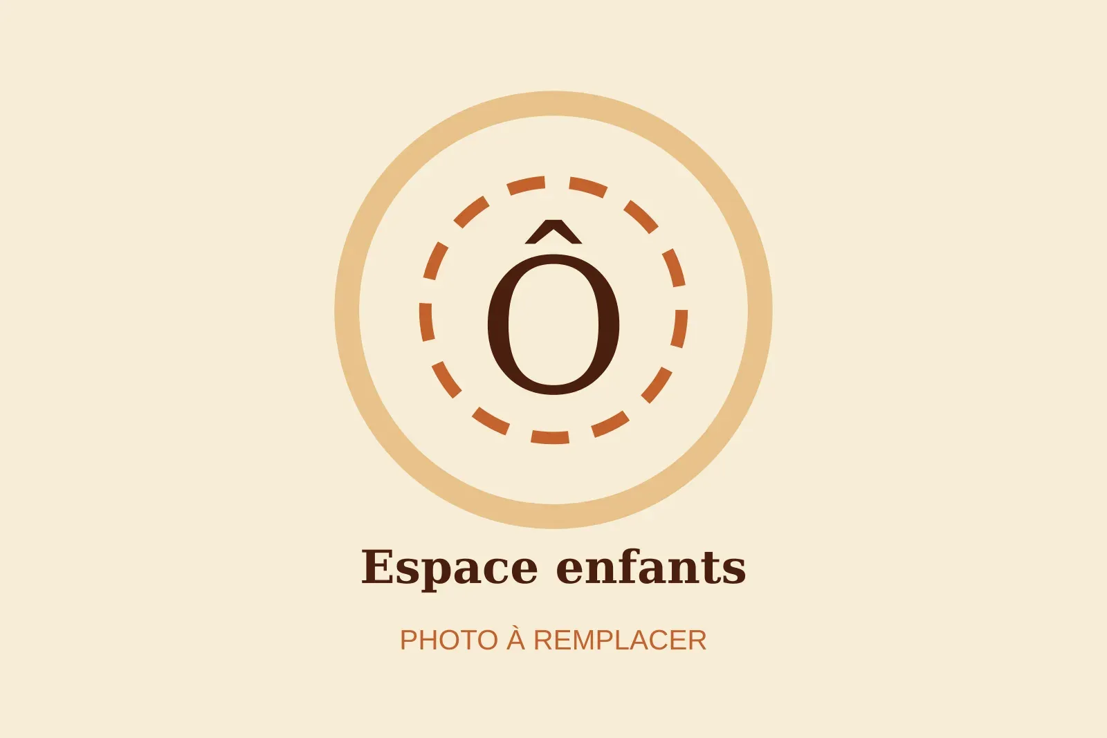 Un espace de jeux pour enfants installé sous un préau, plusieurs jeux en bois alignés au sol.