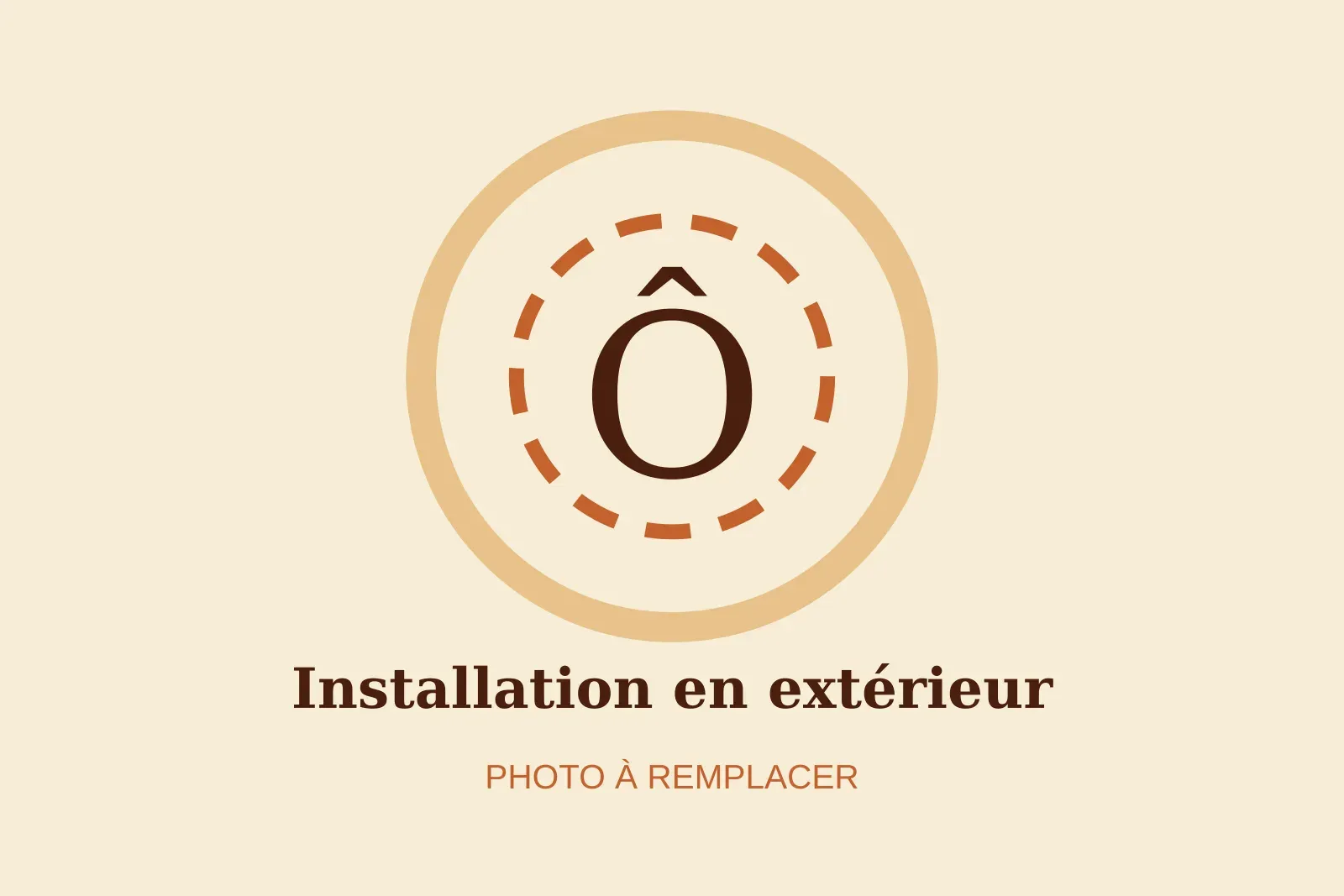 Une installation de jeux en bois montée en extérieur sur une place de village, prête pour l'événement.