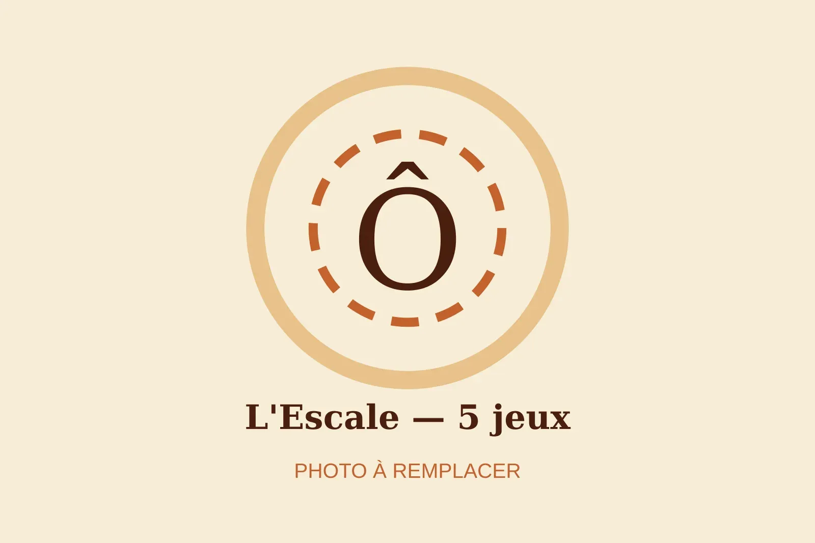 Le pack L'Escale installé en extérieur, 5 jeux en bois disposés sur l'herbe.
