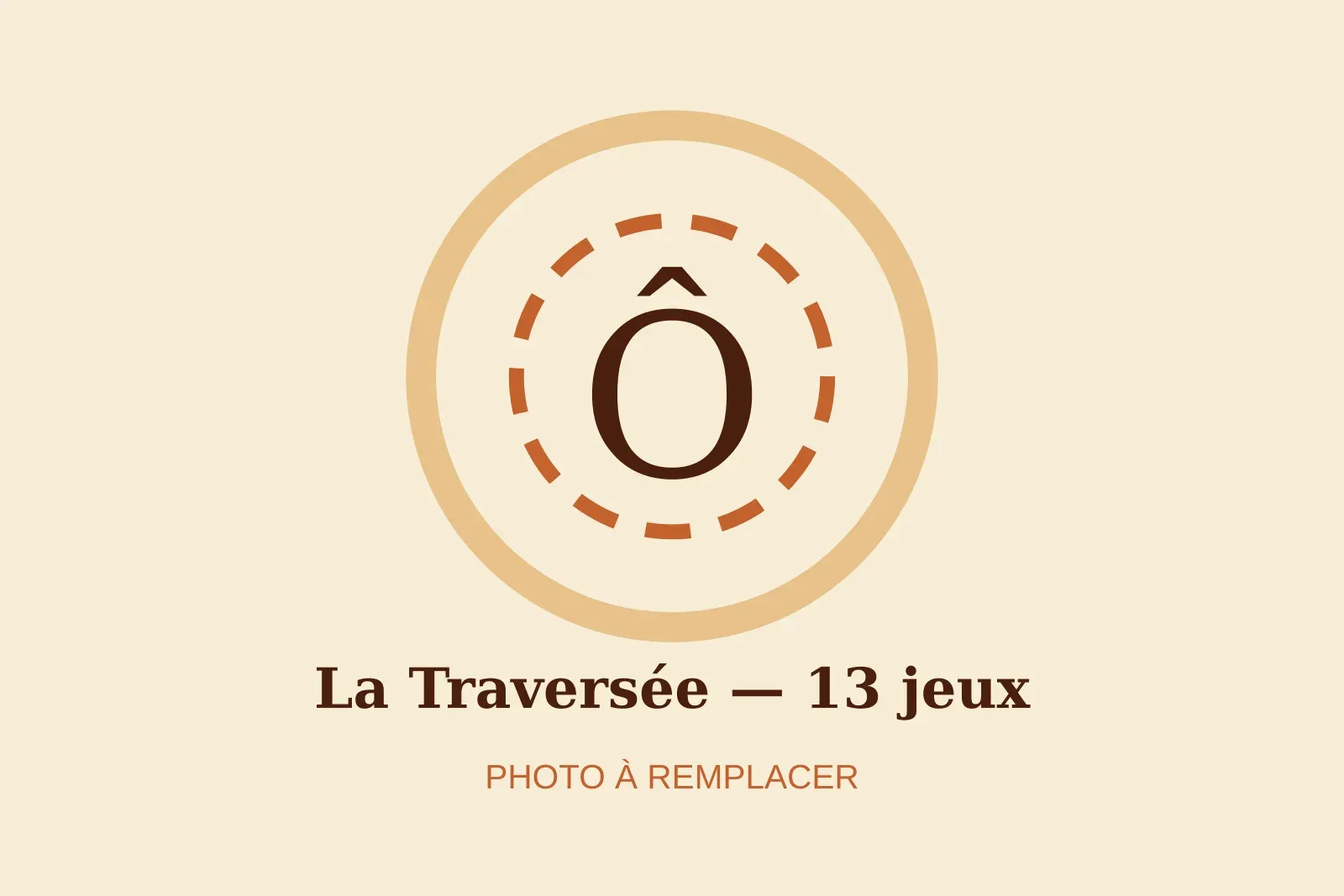 Le pack La Traversée installé en extérieur, 13 jeux en bois disposés sur l'herbe.